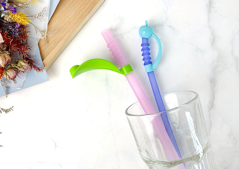 植物系列矽膠吸管 | 貼心設計-可直接戳破飲料封膜 | 100%食品級白金液態矽膠FDA認證,可耐熱至+250C | 透明性管身-能清楚看見管內不卡髒汙，易清潔 | 防水隨身收納袋，外出攜帶、清洗方便