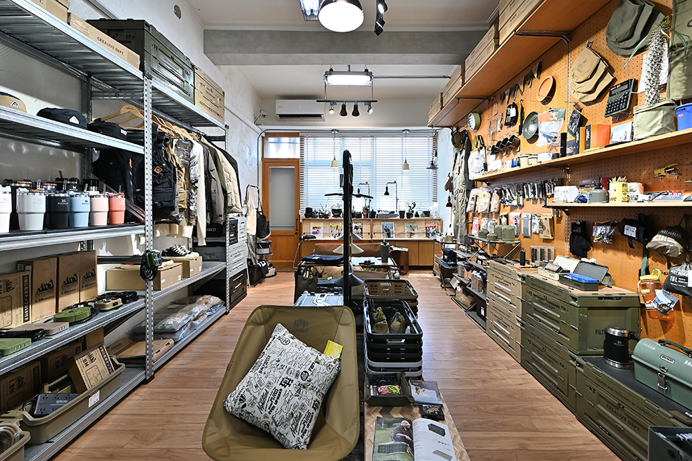 店內以洞洞板、層架和植栽組合成可彈性調整的休閒風空間。一樓主要陳列服飾、配件和香氛，二樓以露營用品和居家選物為主，提供居家Outdoor風格的佈置靈感。(攝影/Carter)