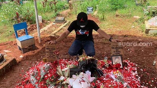 Keluarga ziarah ke makam Vanessa Angel dan Bibi Ardiansyah [Suara.com/Yuliani]