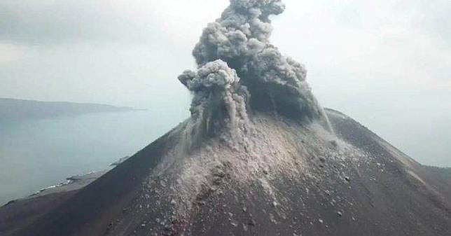 Aktivitas Gunung Anak Krakatau via www.erabaru.net