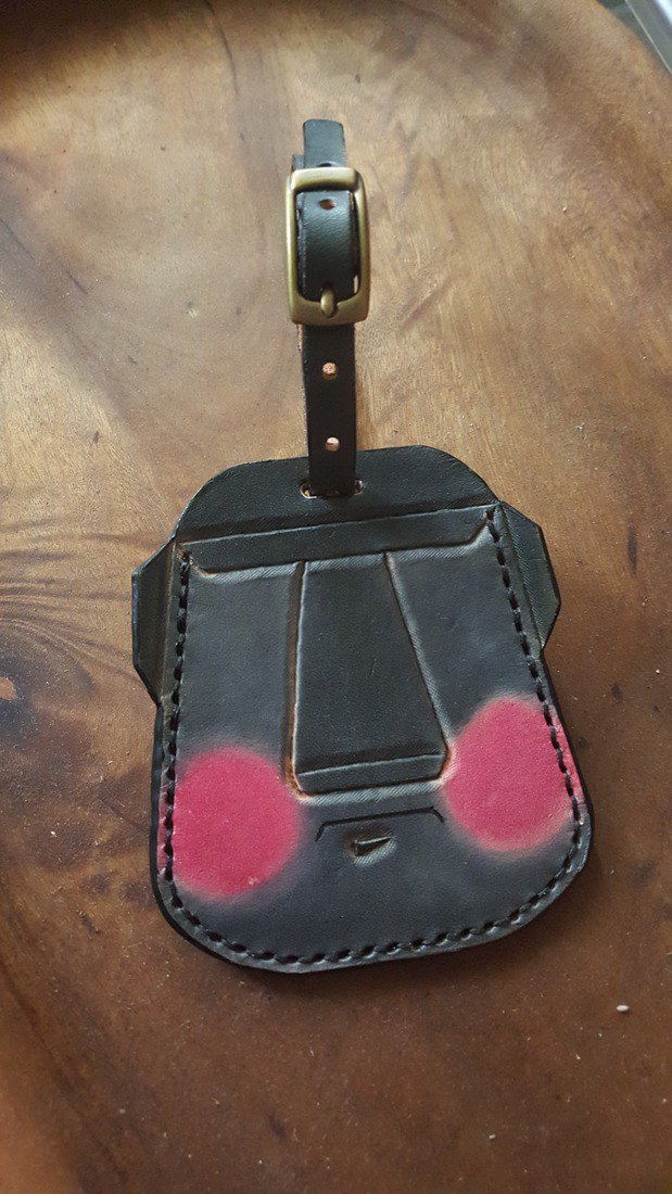 材料: 高級純牛頭皮 尺寸: W:10.0cm *H:7.5cm 刻字請至加購區選購 換加長頸繩請至加購區選購