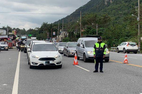 蘇花路廊南下路段將於明日達到車潮最高峰，車流量主要以旅遊為主，壅塞時段為凌晨4時至下午2時。（示意圖) 圖：取自花蓮新城警分局