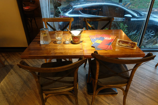 新竹東區竹科人及交大學生聚餐約會美式餐廳，LALA Kitchen新美式餐廳新竹科園店，餐點份量多楓糖鬆餅炸雞超好吃(含LALA Kitchen菜單) 