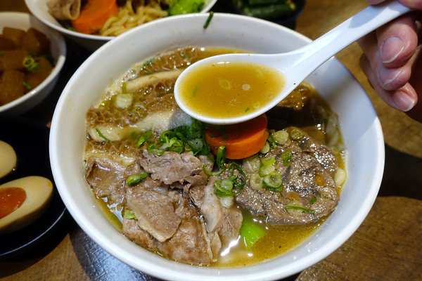 牛莊園牛肉麵，大安區四維路美食，科技大樓站牛肉麵，香煎雪花牛肉麵、蔬果湯頭牛肉麵，成功國宅旁得獎牛肉麵(含牛莊園菜單)