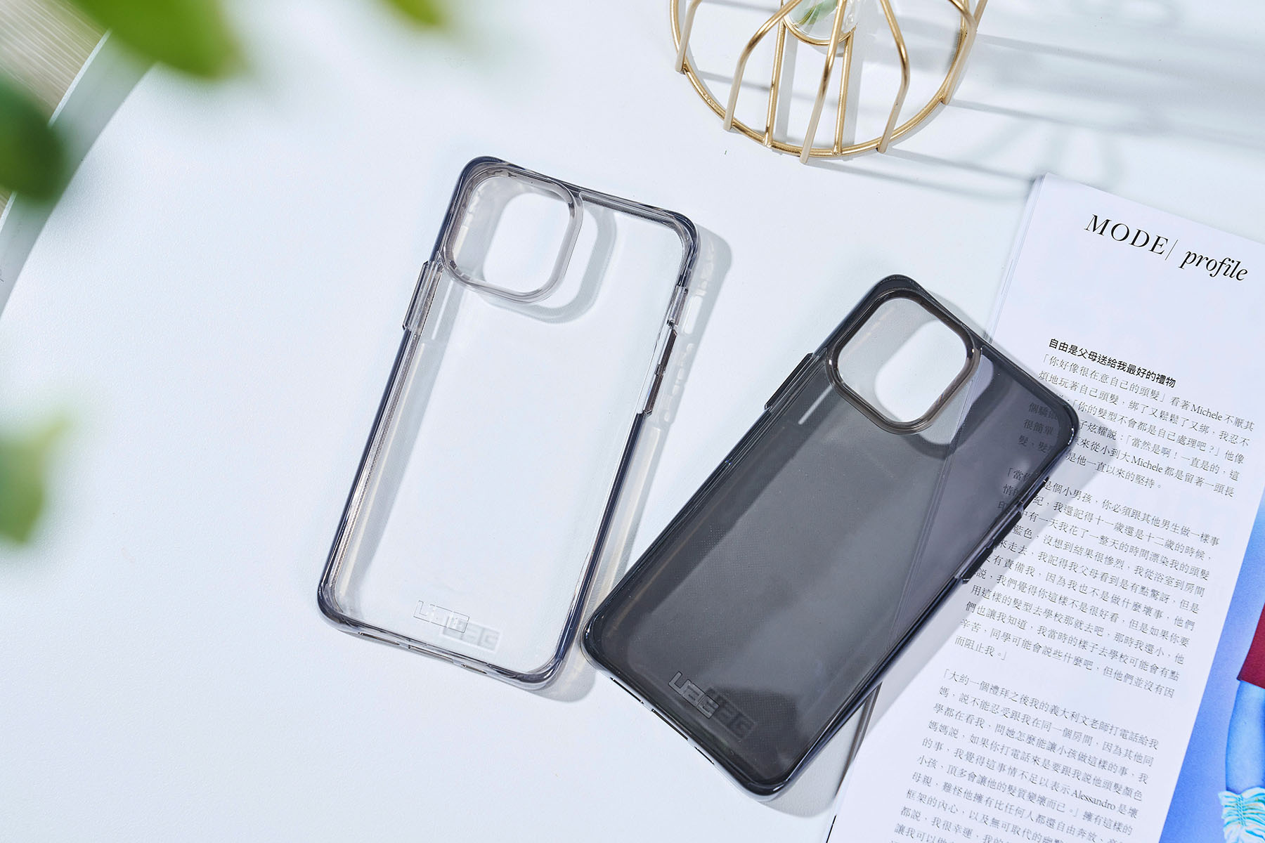 UAG 全透系列依深淺分為兩種款式。