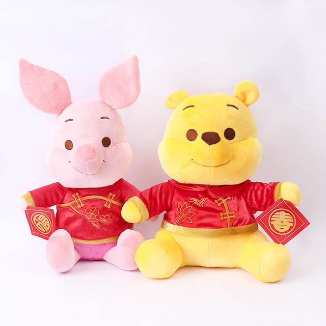 新年限定版小熊維尼與小豬，喜洋洋的紅色服裝，拿著春聯的模樣十分可愛。細緻短絨毛材質，搭配精緻大臉表情，療癒感十足。童趣可愛的百畝森林好朋友們，喚起最真摯的童心。台灣正版授權商品商品尺寸：維尼約21×1