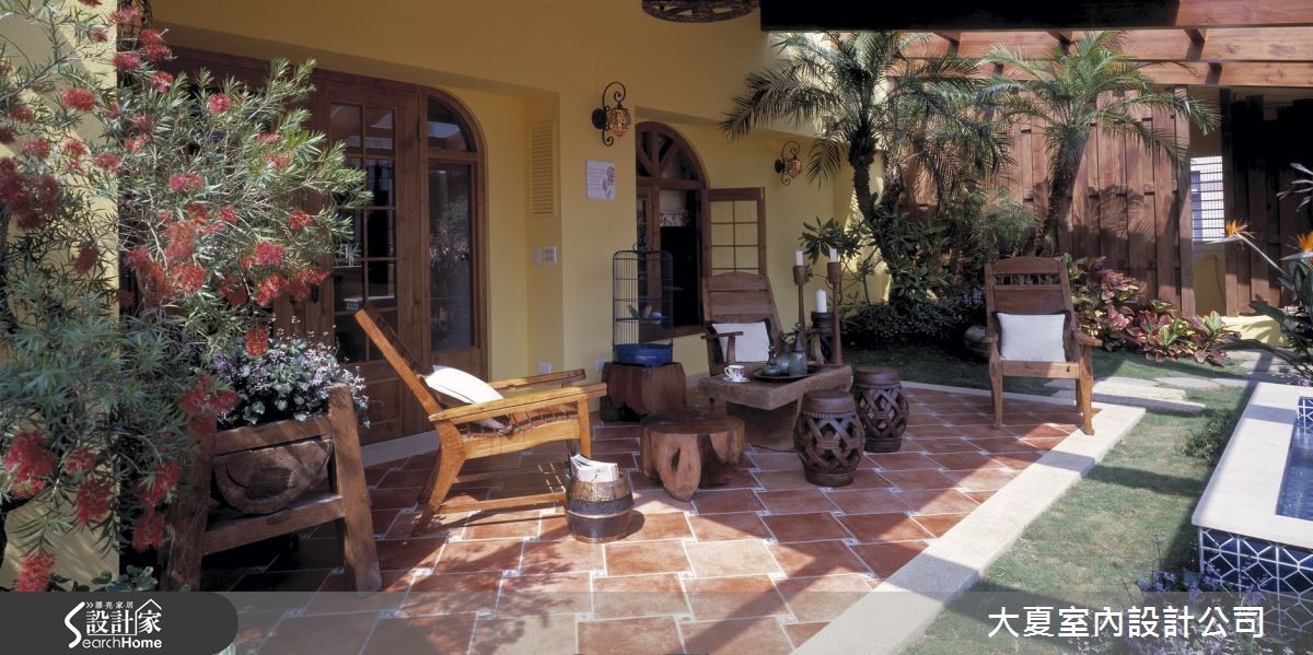 若擁有日照充足的大陽台，可利用草坪、灌木與木本植物打造富層次的植栽景觀，鋪設復古磚、刷上豔黃色油漆，儼然成為義式鄉村宅。