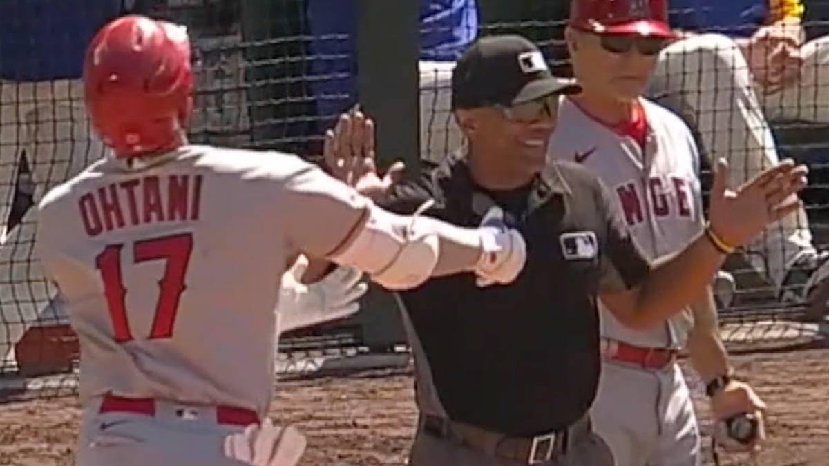 Re: [新聞] SPC-大谷翔平突然跟一壘審抱抱 日主播：