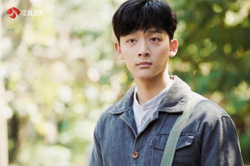 近期爆火男星的青澀舊照！鄧為、成毅風格差異大，陳哲遠、曾舜晞從小顏值就高！