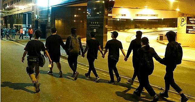 理大今凌晨8人棄守！示威者剩「最後50人」　校方：請快離開