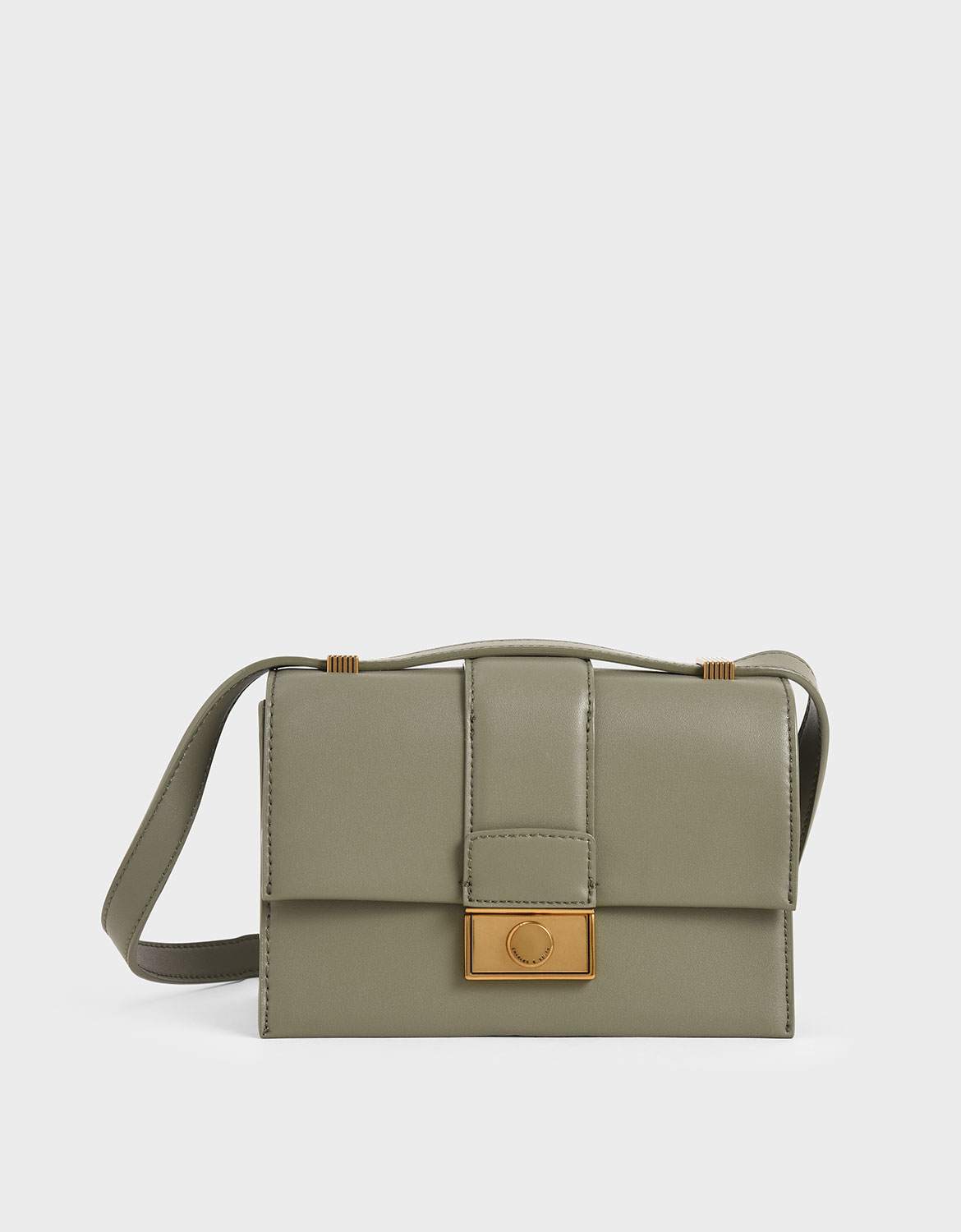 外型既耐看又百搭，背帶設計有著清新氛圍，讓偶爾想轉換風格的文青女孩也能找到自己的小天地。別錯過背面的隱藏式口袋，放置交通卡、面紙等常用物品輕鬆提升日常便利性。