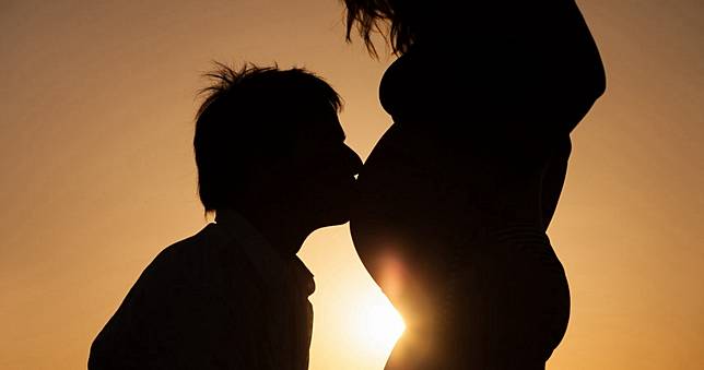空姐搶閨密富二代男友　帶球閃婚生黑兒尪怒：離婚！