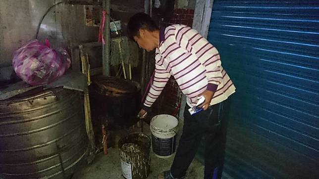 麵店鄰居趙姓男子說，他目睹店家直接走到垃圾旁，抓起小黑貓就怒摔在地上。記者羅紹平／攝影