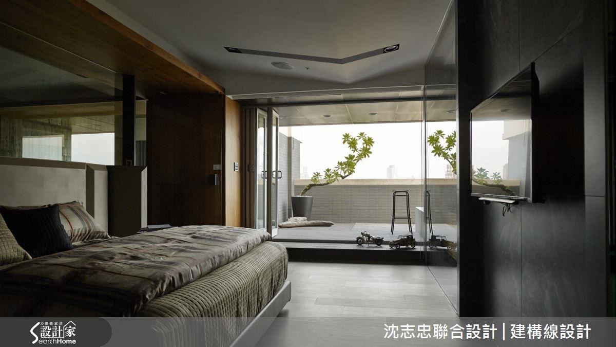 天花板刻意做了一個突起的斜面，讓燈具形成不同照射角度，利用照明來做區域性的區隔，獨特的造型也兼顧了實用機能。