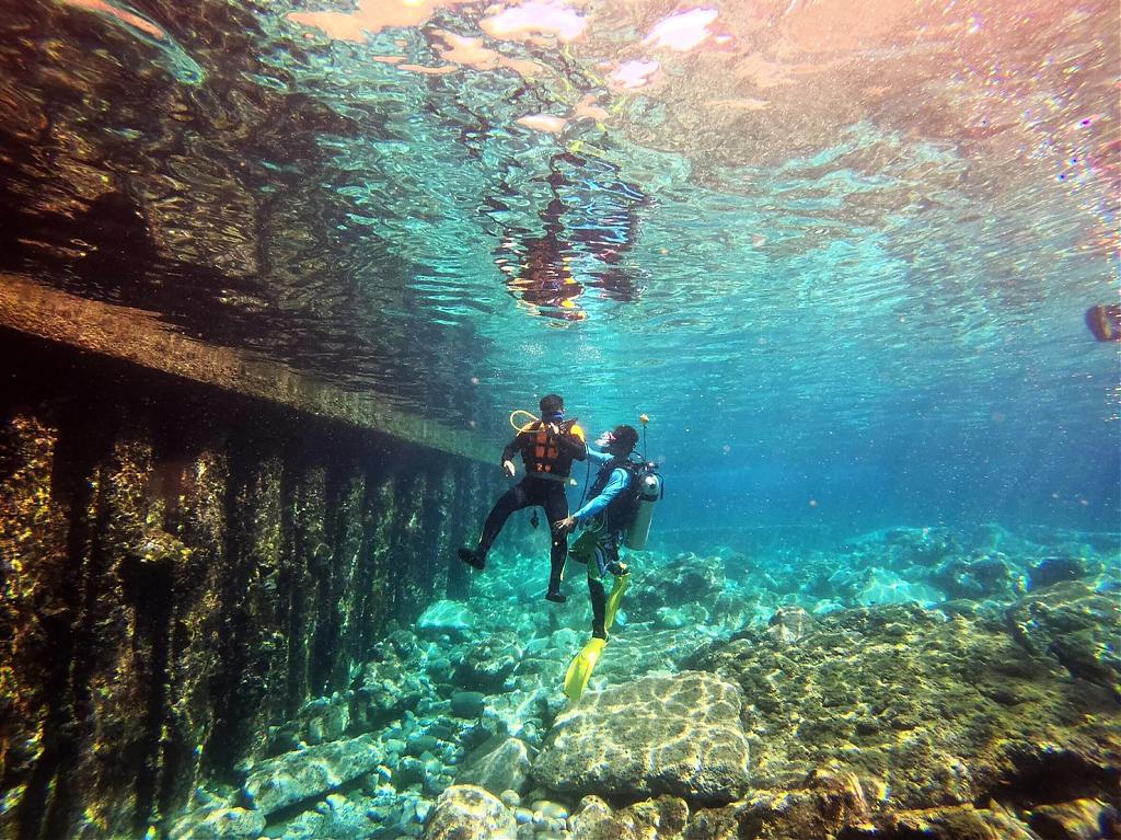 台灣體驗潛水景點-蘭嶼母雞岩
