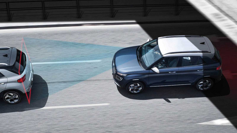 配備ＦＣＡ（前方主動煞停輔助）與ＦＣＷ（前方撞擊警示）的Venue，當偵測到與前車或行人距離過近、可能發生碰撞時，系統會發出警示音，並視情況自動啟動煞停輔助。（圖／翻攝自HYUNDAI官網）