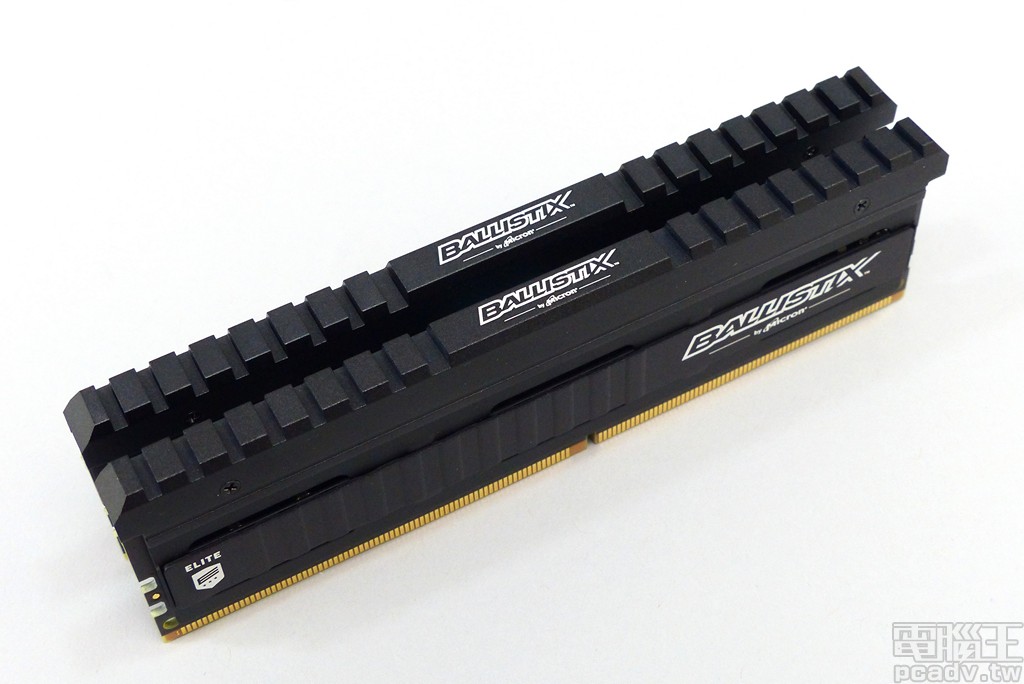 ▲ 記憶體模組頂部散熱片採用戰術導軌、魚骨的造型概念，切銷出一格格外觀，中央同樣也印製「BALLISTIX by Micron」字樣圖形。