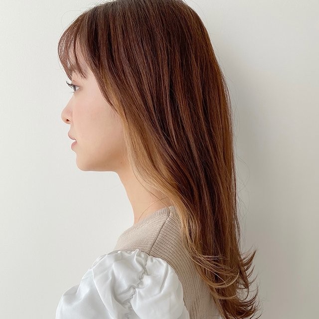 インナーカラーでトレンド感満載ヘア ぱっつん前髪の若見えミディ