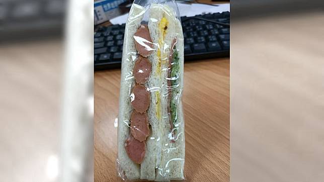 買三明治被要求「一次買兩份」。(圖／翻攝自爆廢公社)