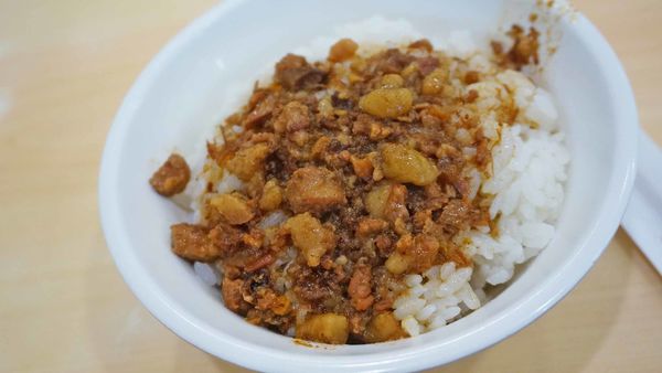 【台北美食】丸林魯肉飯-中午用餐時間大排長龍的知名魯肉飯小吃
