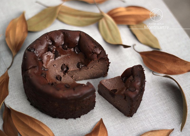 濃上加濃的法芙娜可可乳酪蛋糕。巧克力紅果實般的微酸中帶點堅果香氣，配上一杯黑咖啡就是完美的午後。適合喜歡濃郁風味的客人。