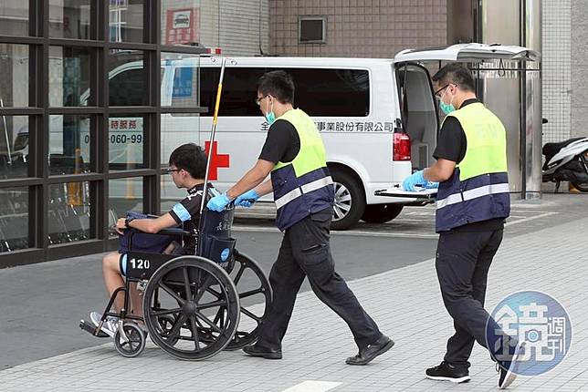 上班途中腳扭傷在家休養，只要憑醫生證明就能申請勞保職災給付。（示意圖，本刊資料照）