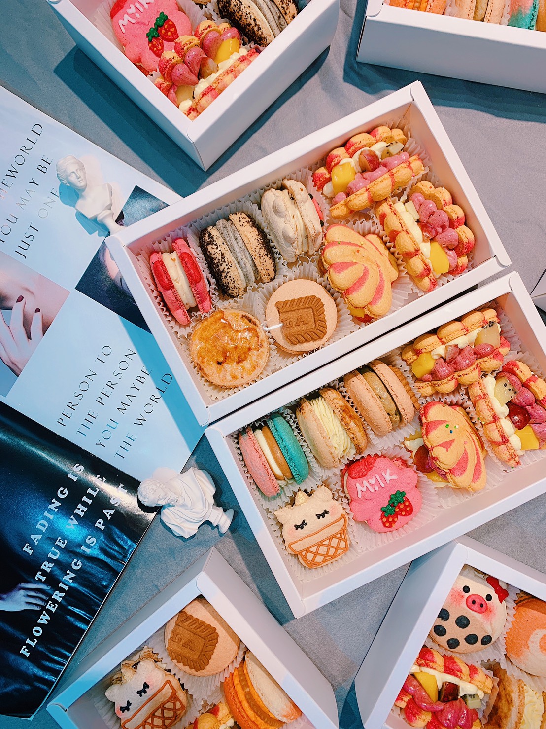 採用當季水果做搭配 >脆甜綠葡萄*3顆 >經典日常厚餡馬卡龍*5顆