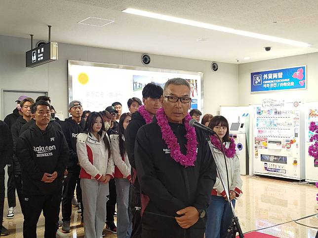 宮崎市政府觀光局接機樂天桃猿。（圖／記者蕭保祥攝）