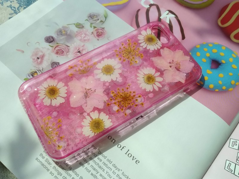 **色彩與花** 顏料與樹脂的結合，表層已用樹脂完整覆蓋觸感光滑，適合與眾不同的您擁有。 現貨適用型號：Apple iPhone 7/8 適用.