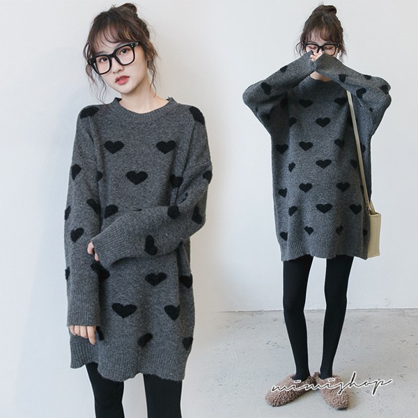 細緻柔感針織面料，滿滿暖心造型，不分孕期輕鬆任意搭配，裙擺為縮口設計當長版上衣超修飾-因賣場商品為【現貨＋預購】，如有現貨大約3-7天按照下單順序寄出，如遇缺貨需等追加7-20日，若要了解貨況建議下標