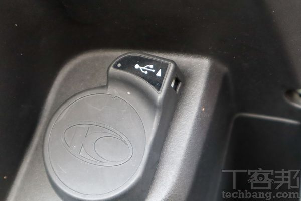 所有電動機車幾乎都有USB手機充電孔的設計，不過充電線得自己準備。