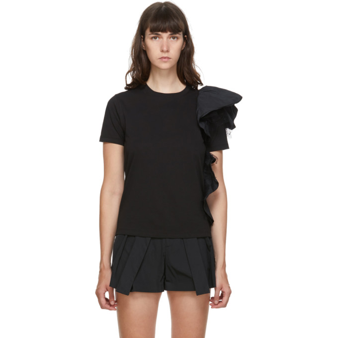 黑色短袖 T 恤，采用棉质平纹针织面料。罗纹针织圆领，袖筒和侧缝缀有同色薄纱和塔夫绸荷叶边。供应商配色： Black