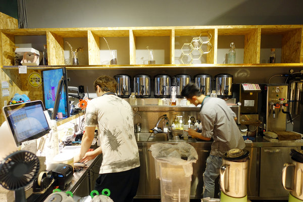 六張犁飲料店-茶山小飲料店，草本機能蛋做的好喝蛋蜜汁，遠企商圈、通化商圈推薦下午茶，好喝好拍的網美飲料店