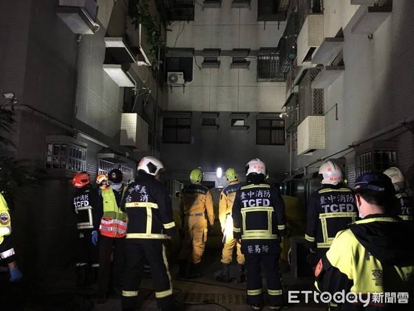 台中少婦全裸卡遮雨棚！　「我不要去醫院」離奇墜樓原因曝光