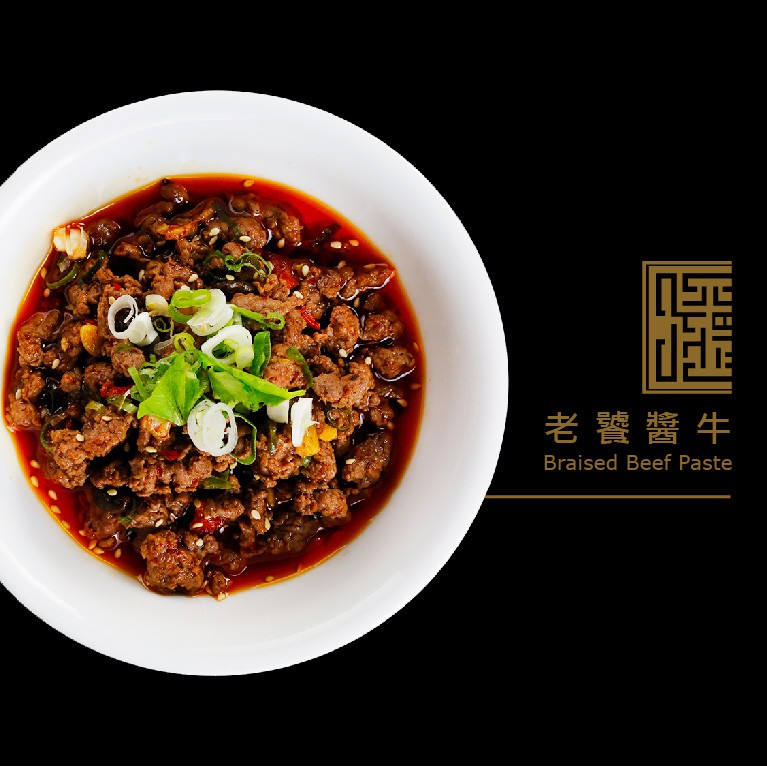 品名：老饕醬牛 原料：牛絞肉、牛腱、洋蔥、蠔油、黑豆瓣、米酒、朝天椒、蒜頭、紅蔥酥、青蔥、鹽 使用方式：可直接食用，或用於蒸、煮、拌、炒等各式料理 淨重：180g 本產品無添加防腐劑及人工添加物，保存