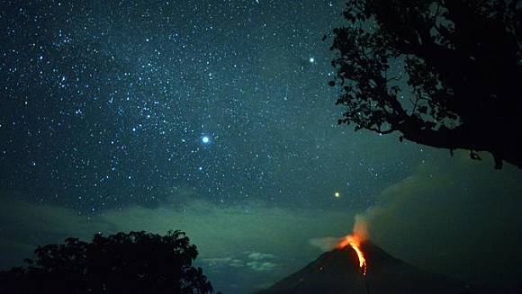 Heboh Penampakan Benda Misterius di Langit  Soloraya pada 