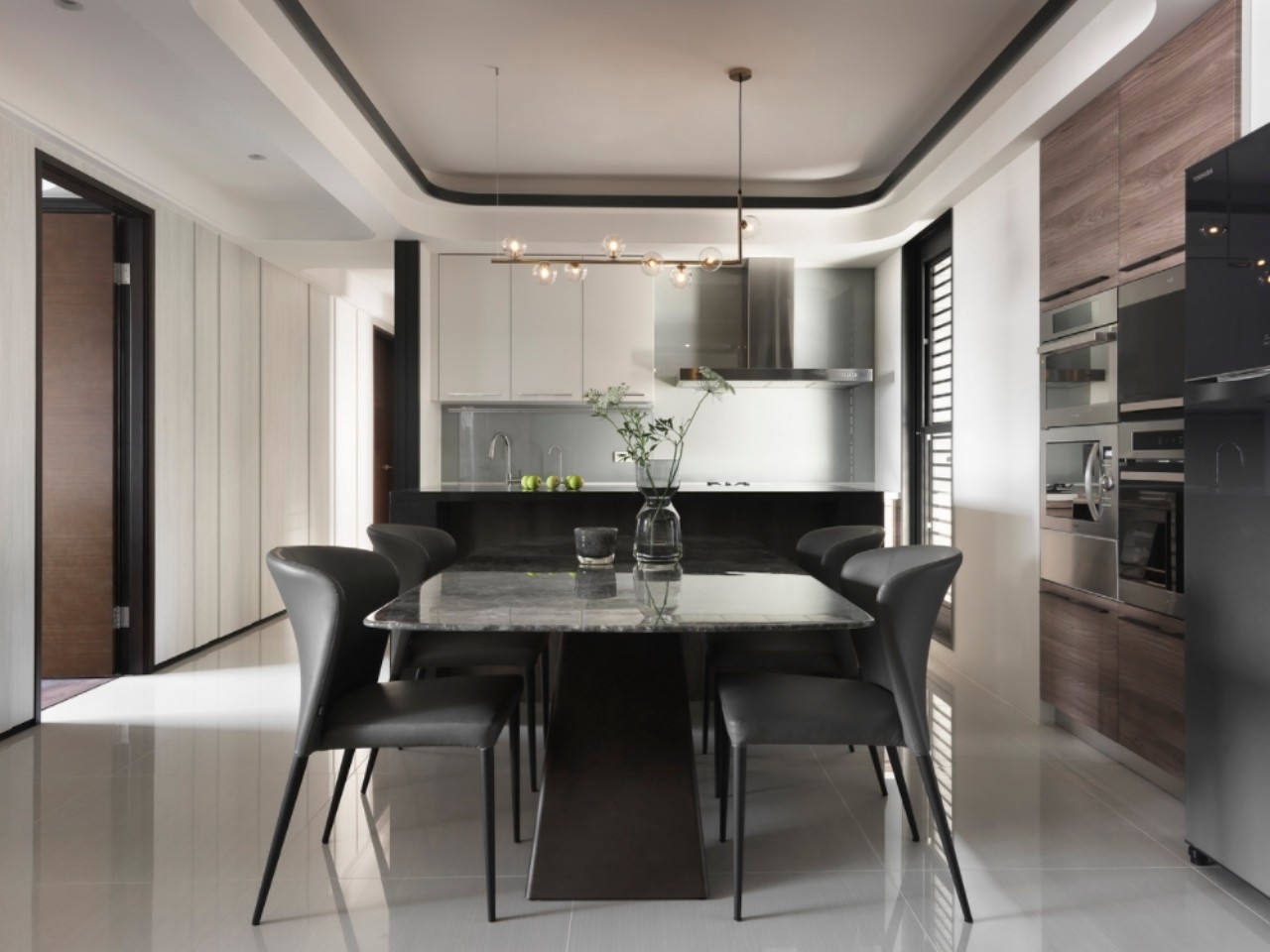 餐桌;桌墊;桌巾;鍋碗瓢盆;器皿;水果;植栽