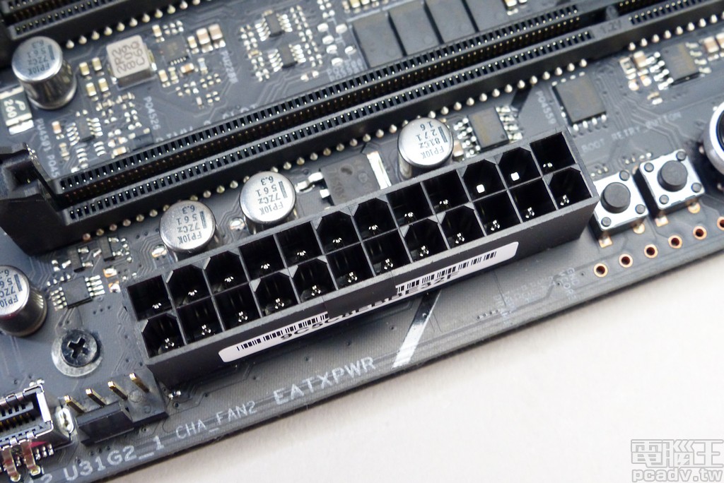 ATX 24pin 插座頗有意思，僅替 +12V 換裝實心針腳，其餘維持傳統針腳