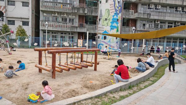 【台北景點】白雲公園-小孩愛不釋手，三種不同類型溜滑梯及多種盪鞦韆的特色公園