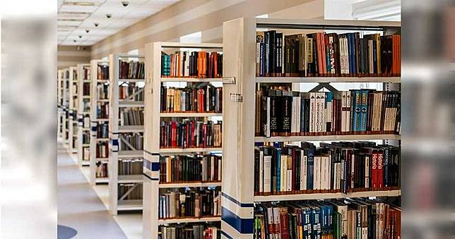 去圖書館看書好乖？友人傳謎片截圖　男綠光罩頂秒崩潰