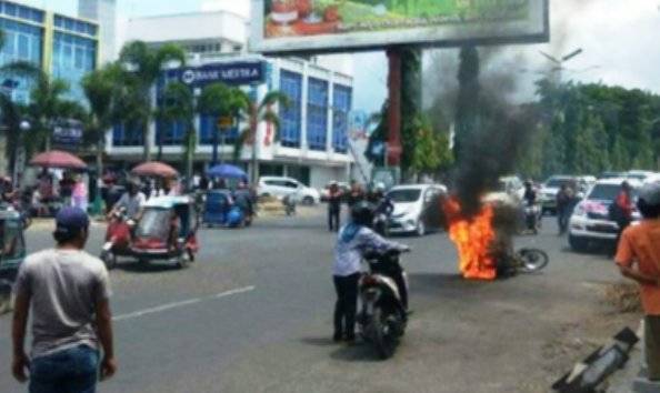 Ngeri! Tak Terima Ditilang, Pengendara Ini Bakar Motornya Sendiri