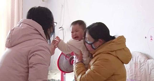「孩子不哭，原諒媽媽！」她把武漢女嬰丟在河南轉身離開　真相曝光讓人哭