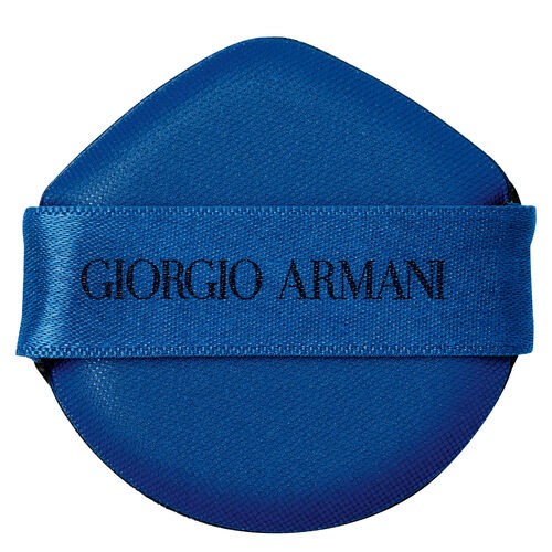 首創「紅絲絨氣墊」。氣墊粉餅內含獨家「保濕精華」，18小時水潤；搭配「油包水科技」，氣墊粉餅控油同時使粉底完美服貼，清爽不黏膩。首創「色澤精華」，能完美遮蓋瑕疵毛孔，一整天完美無瑕。專利「亮顏精華」，