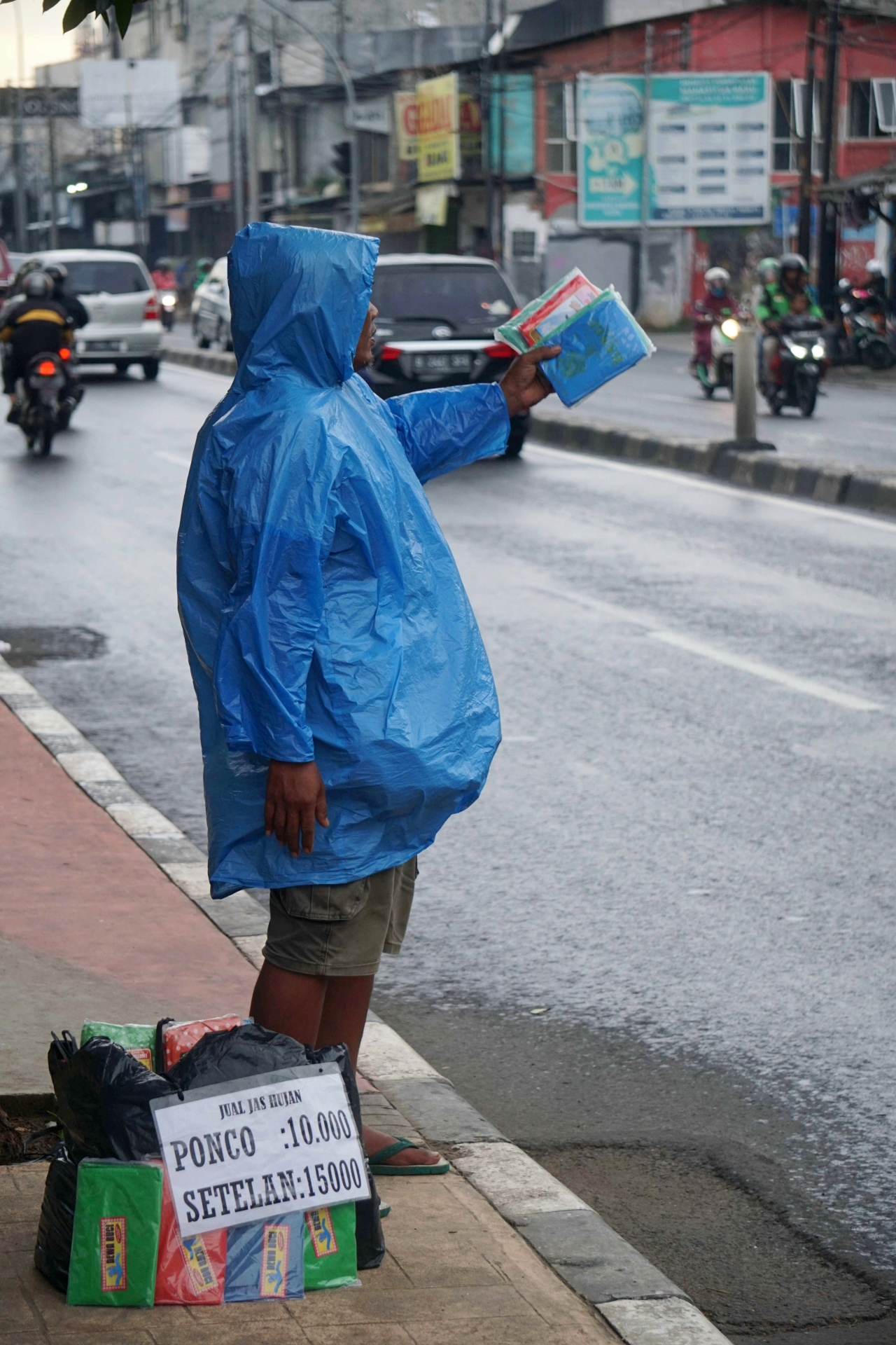 Foto Geliat Pedagang Jas Hujan Musiman Di Jakarta