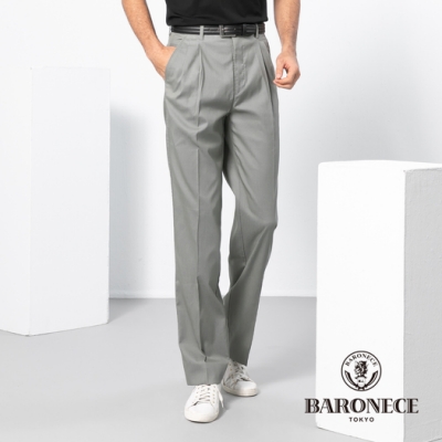 嫘縈纖維混紡，讓穿著舒爽 彈性材質，伸展性佳 緹花織紋，讓穿著筆挺 雙褶基本版型，舒適輕鬆