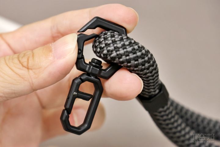 掛繩前端的掛鉤結構長這樣，帶有 UAG 軍規帥氣的風格，不過有特別修邊因此不太會刮手或刮螢幕。