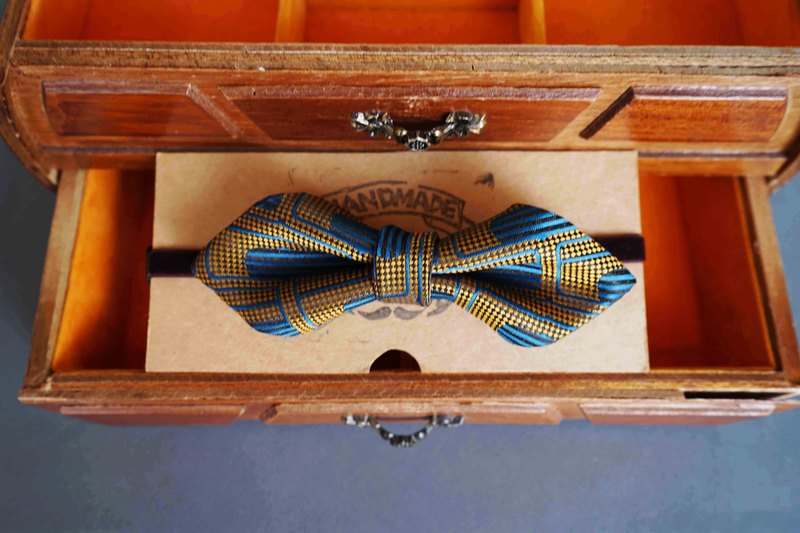 每條領結皆手工縫製, 每條領帶產出的領結有限. 品味獨特, 不限性別. 另有同款花色不同款式可供選擇