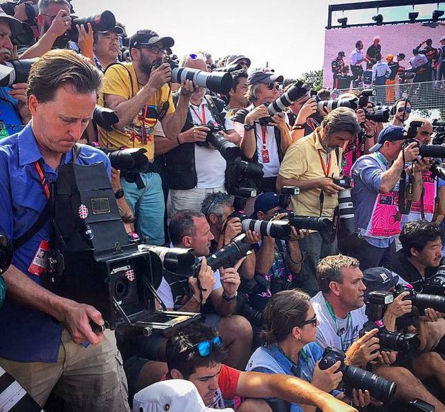 ™ GOKIL!Hasilnya?  Fotografer ini Memotret Formula 1 dengan Kamera Tua. 