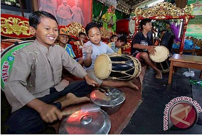 Ilustrasi. Sejumlah anak berlatih musik gamelan di Sanggar Seni Sayu Sarina, Banyuwangi, Jawa Timur, Kamis (2/2/2017). Latihan tersebut terkait strategi pementasan beragam kesenian khas daerah Banyuwangi yang ditawarkan sebagai atraksi budaya untuk menarik kunjungan wisatawan. (ANTARA FOTO/Budi Candra Setya)