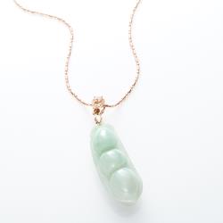 ◎質純無雜質，質地細潤br◎淺綠色澤 水頭飽滿br◎手工巧雕 招財納福圖像|◎|◎手工雕精四季豆*1(因手工雕工,顏色，造型會有一點不同，以實物為主）尺寸：(20mm*15mm以上)重量：5G以上材質